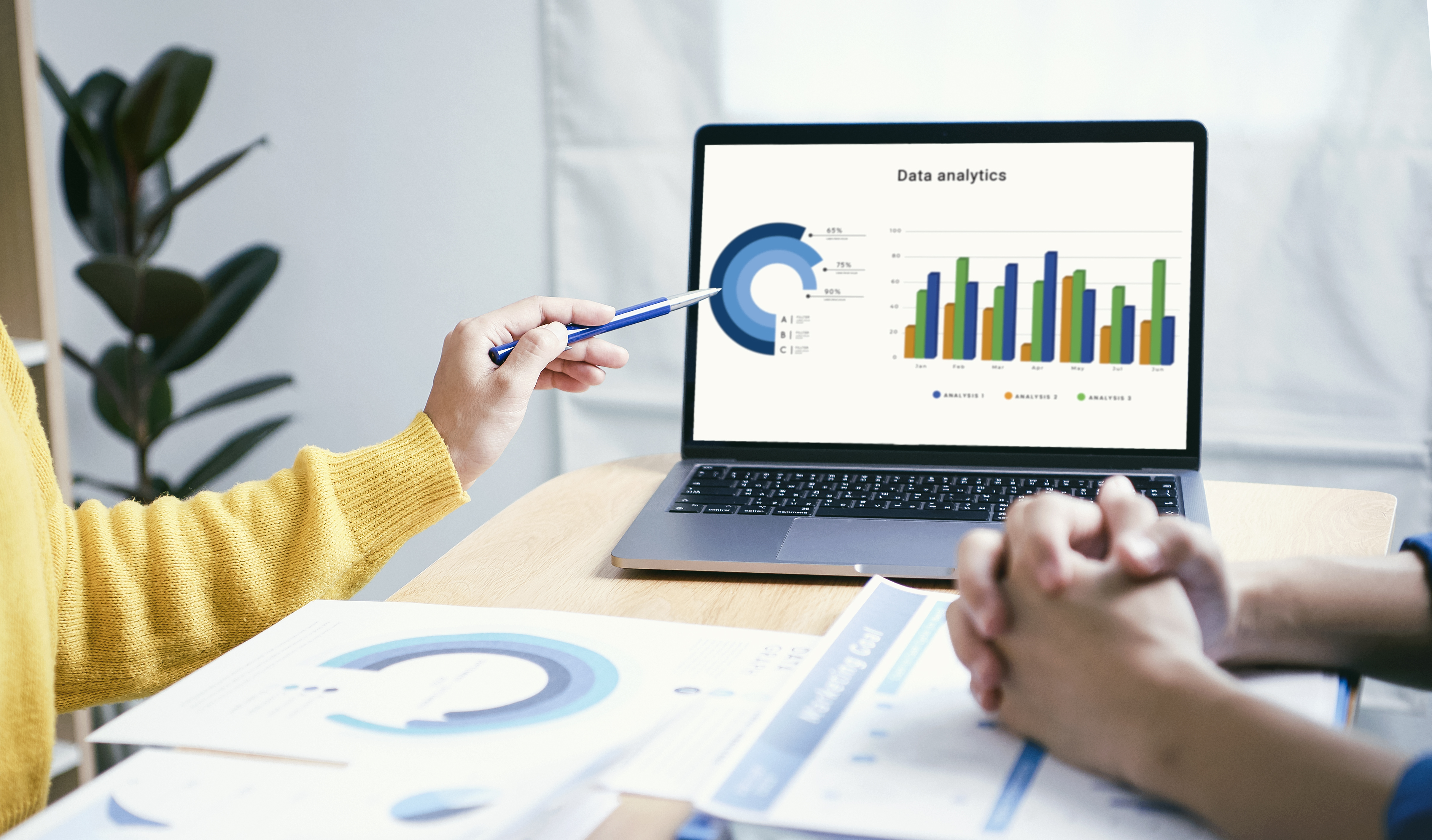 Амо аналитика. Бизнесмен анализирует графики. Веб Аналитика. Data Analytics. Товарный аналитик обучение.